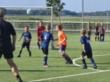 Laatste training S.K.N.W.K. JO8-1 (partijtje tegen de ouders) van maandag 2 juni 2025 (13/123)